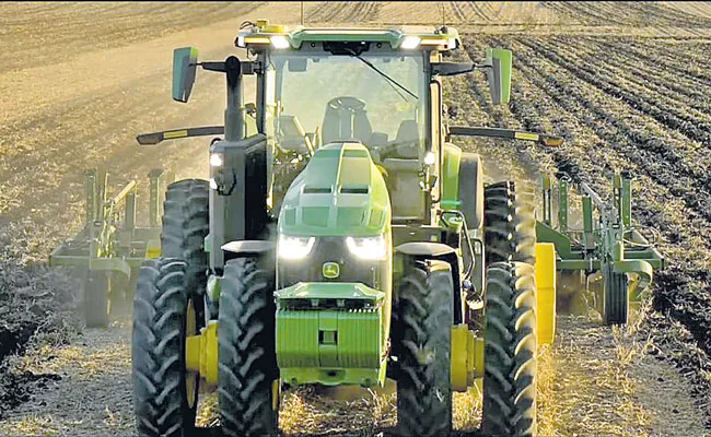 John Deere unveils its first Driverless tractor - Sakshi