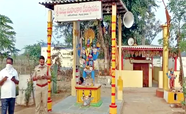 Man Brutally Murdered At Mahankali Temple In Nalgonda - Sakshi