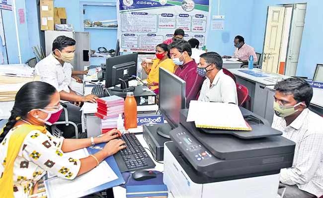 Benefit to one lakh Village Secretariat employees By Andhra Pradesh govt decision - Sakshi