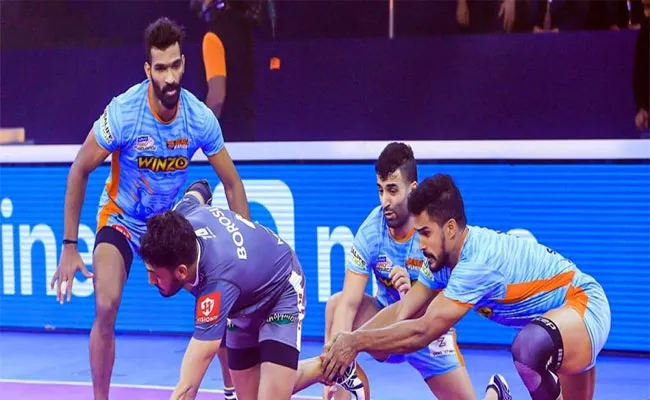 Puneri Paltan Beat defending champions Bengal Warriors 39 27 - Sakshi