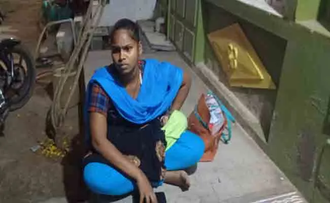 Woman Hunger Strike At Husband  House In Tamilnadu - Sakshi