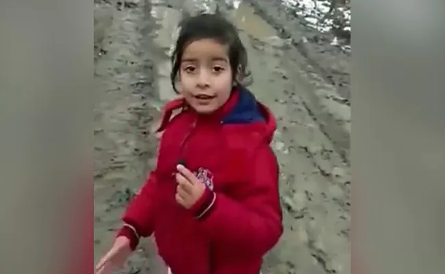 Little Girl Turns Reporter Show Bad Condition Of Kashmir Roads - Sakshi