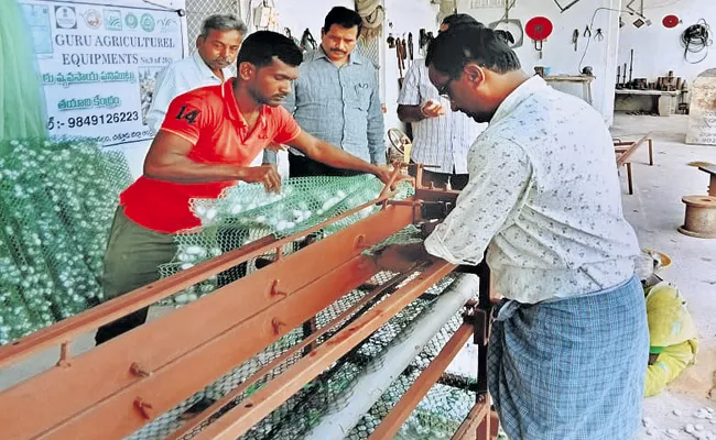 Chittoor district farmer Gurumurthy made a silk nesting machine - Sakshi