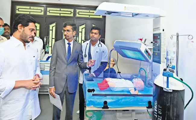 CM YS Jagan who examined latest medical devices - Sakshi