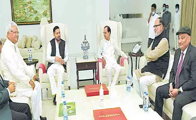 RJD Tejaswi Yadav Meets CM KCR at Pragathi Bhavan Hyderabad - Sakshi