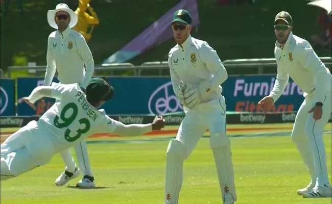 IND Vs SA 3rd Test: Keegan Petersen Takes One Handed Stunning Catch To Dismiss Pujara - Sakshi