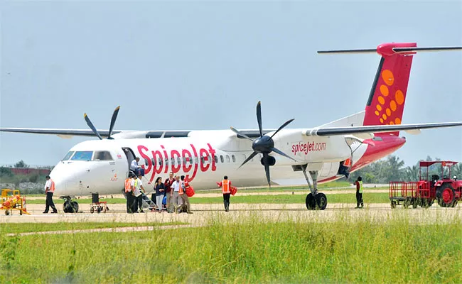 Spicejet Plane Landing Issue Over Fog Tirupati Airport Return To HYD - Sakshi