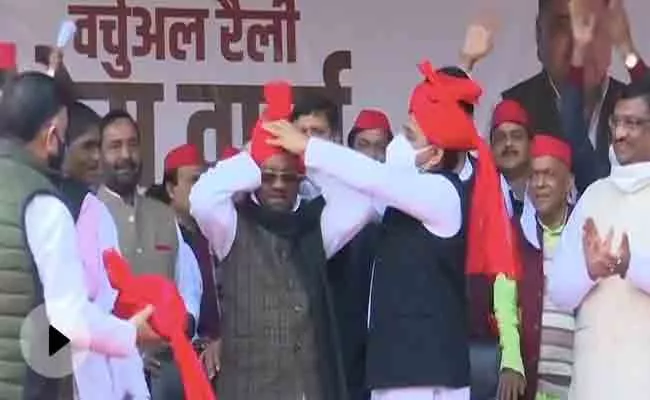 Former BJP Ministers Swami Prasad Maurya And Dharam Singh Saini Joined In Samajwadi Party - Sakshi