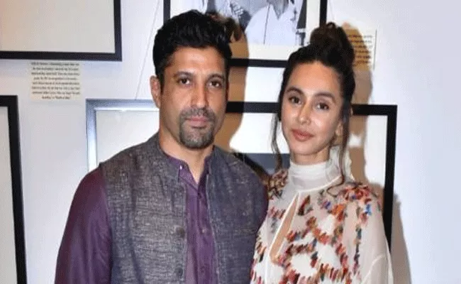 Farhan Akhtar, Shibani Dandekar To Marry On February 21 - Sakshi