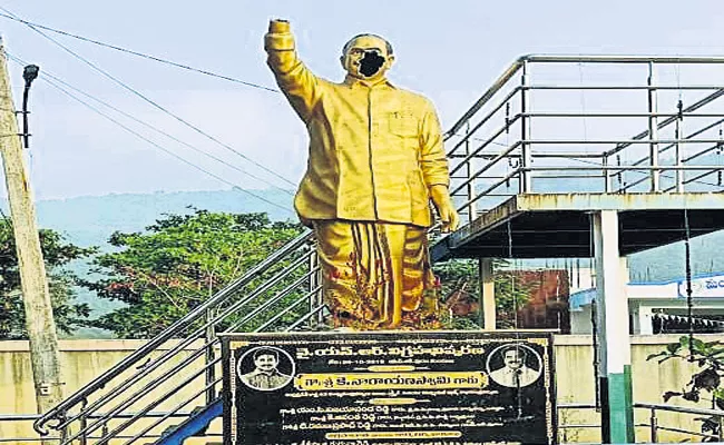 Destruction of the statue of YSR At Chittore - Sakshi