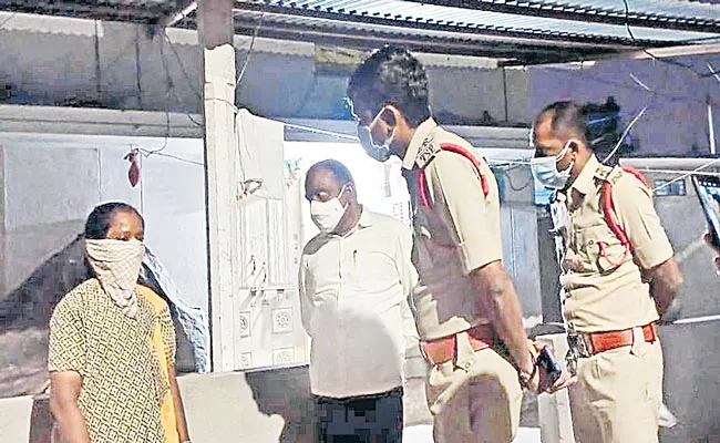 Woman Stays With Dead Body Of Sister For Four Days In Peddapalli District - Sakshi