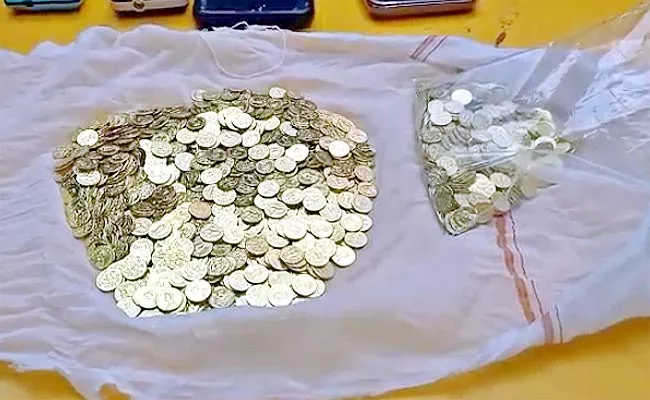 Fake Gold Coins Gang Arrested In Anantapur District - Sakshi