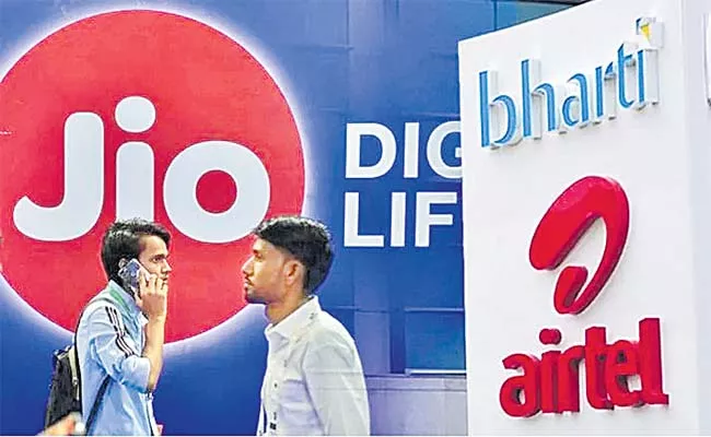 Reliance Jio Airtel gained while Vodafone Idea lost customers in November - Sakshi