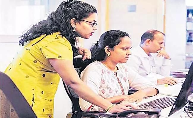 Most Indian youth looking to switch jobs in 2022 but will stay on for more pay LinkedIn study - Sakshi