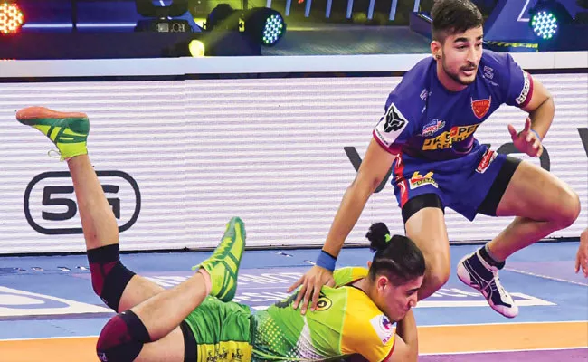 Pro Kabaddi League: Delhi Dabang Beat Patna Pirates 32 29 Top Of Table - Sakshi