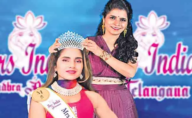 Indu Agarwal Elected as Mrs India Telangana - Sakshi