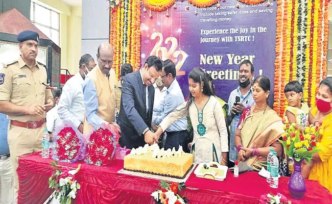 TSRTC MD Sajjanar New Year Celebrations At Mahatma Gandhi Bus Station - Sakshi