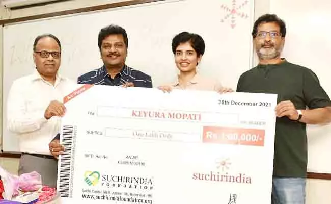 Suchirindia Ceo Lion Kiron Supporting Keyura Badminton Player 1 Lakh Cheque Sponsorship - Sakshi