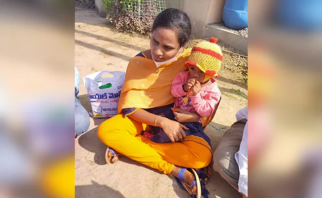 Woman Protest Infront Of Husband House In Nizamabad - Sakshi