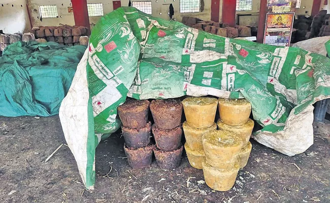 Jaggery sales at Anakapalle market - Sakshi