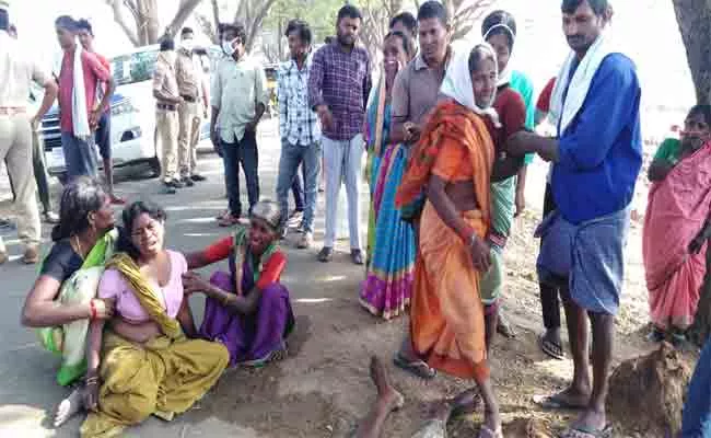 Auto Rickshaw calvert Road Accident Kadem Adilabad District - Sakshi