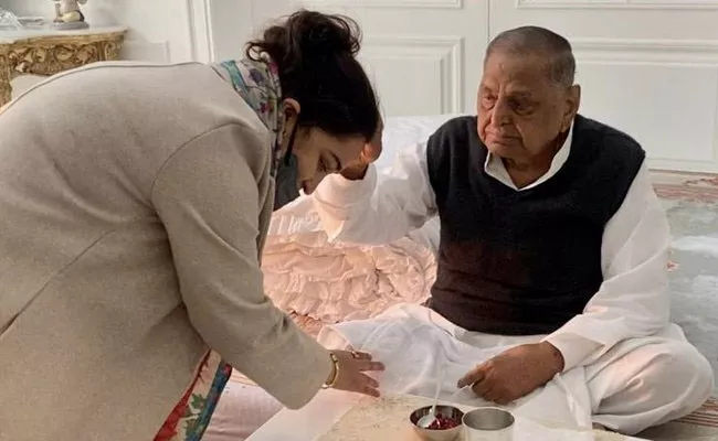 Uttar Pradesh: Aparna Yadav Blessings Photo With Mulayam Singh After BJP Switch - Sakshi