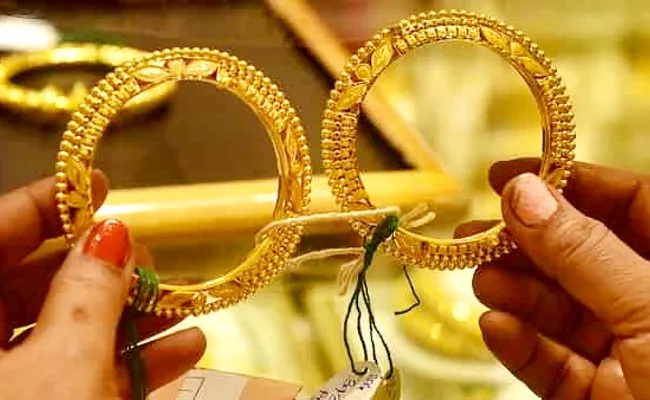 Gold Prices Expected to Reach 2000 Dollars in 12-15 Months: MOFSL - Sakshi