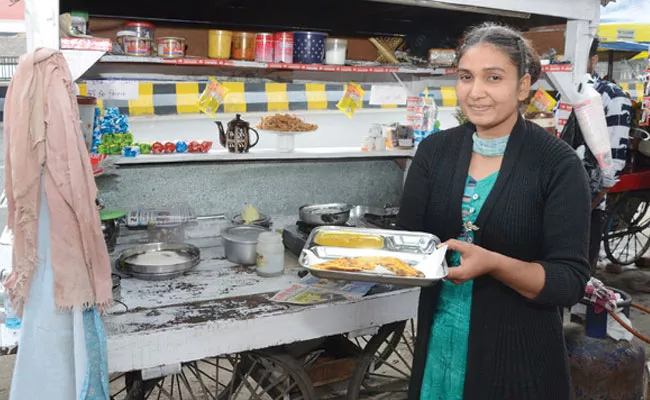 Jalandhar: Neha Sells Tiffins by Roadside to Lead a Life of Dignity - Sakshi