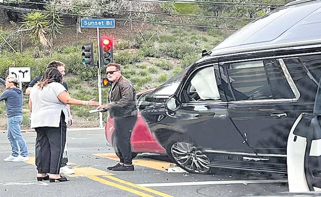 Arnold Schwarzenegger escapes unhurt from a car accident - Sakshi