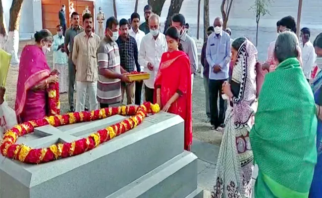 YS Bharathi Pays Tribute To Father EC Gangireddy - Sakshi