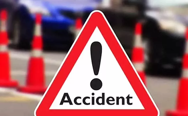 Wife Dies In Front Of Husband On Road Accident Srikakulam - Sakshi