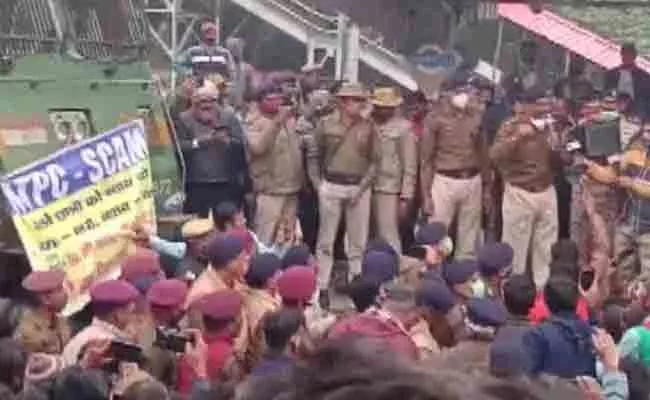 Students Protest Patna Railway Station Inaccurate RRB Exam Results Bihar - Sakshi