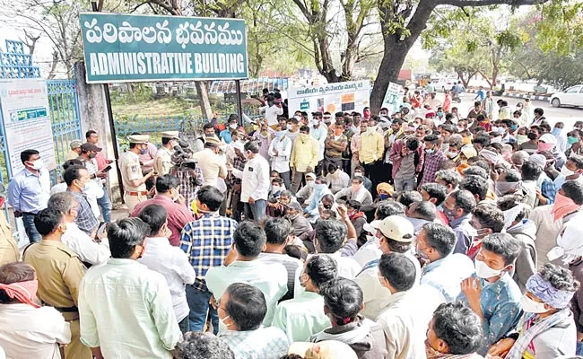 Telangana Chilli Farmers Stage Protest In Warangal - Sakshi