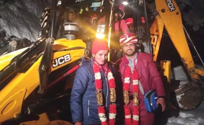 Groom Reach Marriage Venue In Jcb Shimla Video Goes Viral - Sakshi