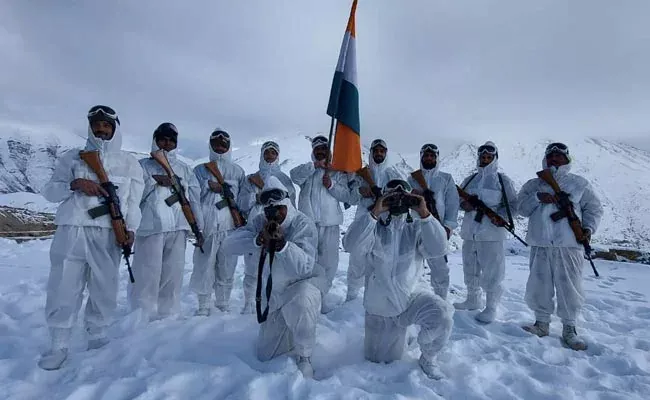  Border Police Personnel Unfurled National Flag At 15000 Feet - Sakshi