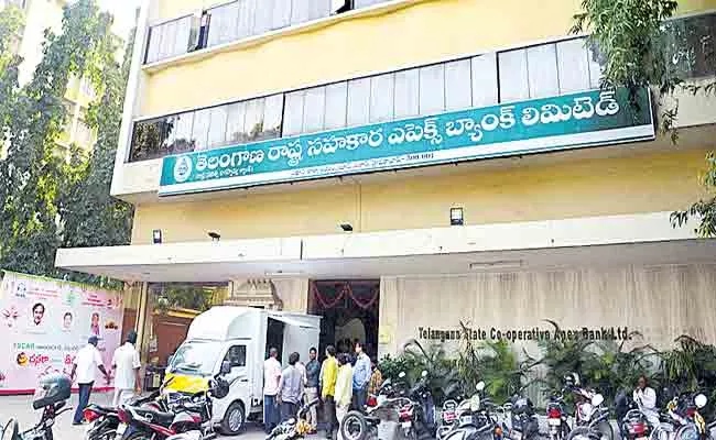 Cooperative Banks Raids On Farmers Houses Over Loans Telangana - Sakshi