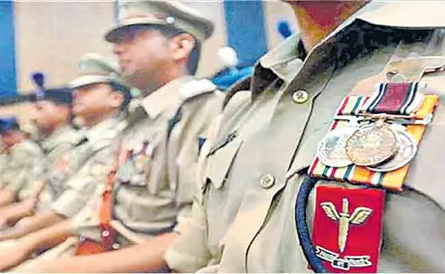 Telangana 13 Police Officers Get PPM And PM Medals - Sakshi