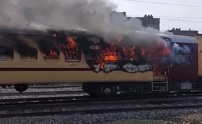 Violent Protests In Bihar Over Railways Exam Aspirants Set Train On Fire - Sakshi