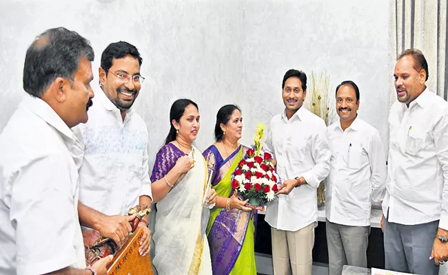 Shobha Haimawati has joined in YSRCP - Sakshi