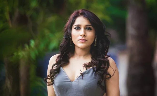 Anchor Rashmi Gautam Fires On Delhi Zoo Employee, Deets Inside - Sakshi