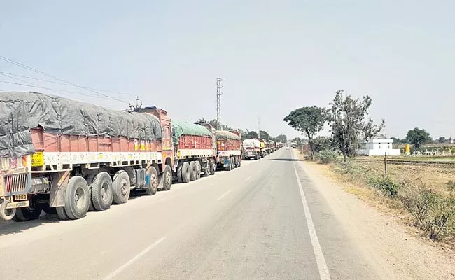 Police Stop Hash Lorries While Two Days At Telangana Karnataka Border - Sakshi