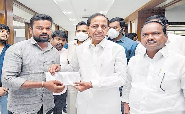 Telangana: Young Farmer Donates Rs 10, 000 To CMRF - Sakshi