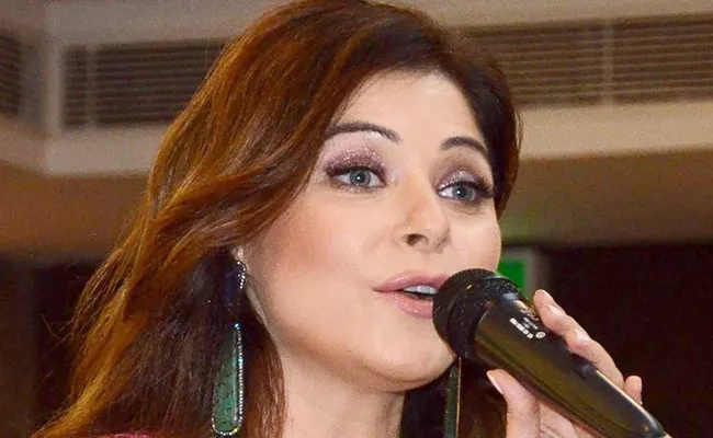 Singer Kanika Kapoor Emotional Post On Her Grandmother Death - Sakshi