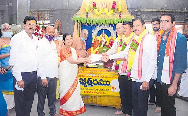 Parthasarathy Reddy And Damodar Rao Donated Rs 3 Crore For Yadadri - Sakshi