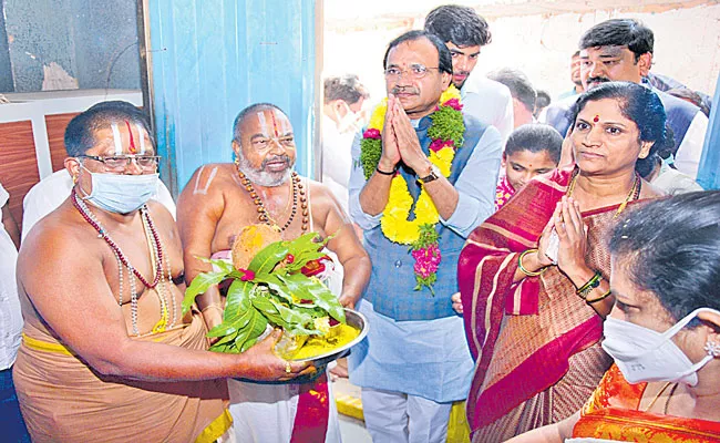 Telangana: Union Minister Bhagwanth Khuba visits Yadadri shrine - Sakshi