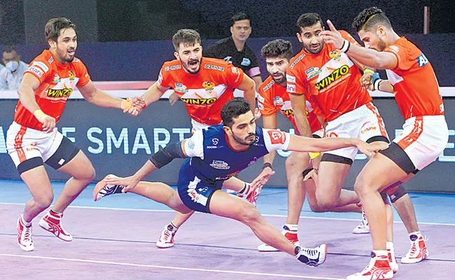 Pro Kabaddi League: Haryana Steelers Beat Gujarat Giants - Sakshi