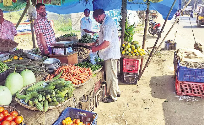 Small traders securing employment with Covid Effect - Sakshi