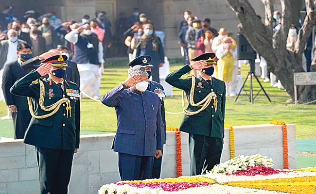 Narendra Modi, President pay tribute to Gandhi at Rajghat on his death anniversary - Sakshi