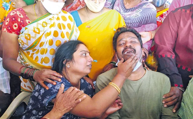 Hang Him Who Crushed My Baby Life, Mother Of Deekshita - Sakshi