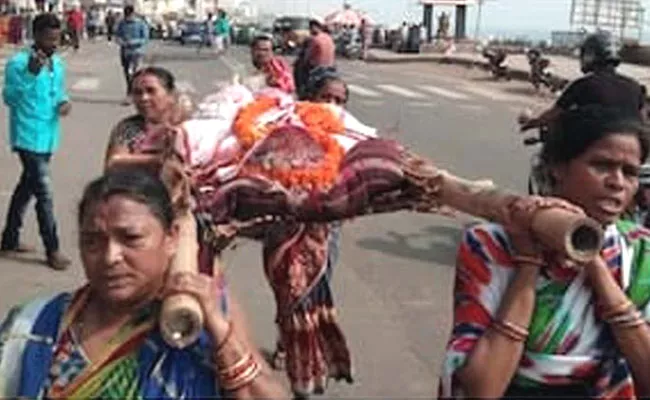 Daughters Performed Cremation Rites To Mother In Odisha - Sakshi